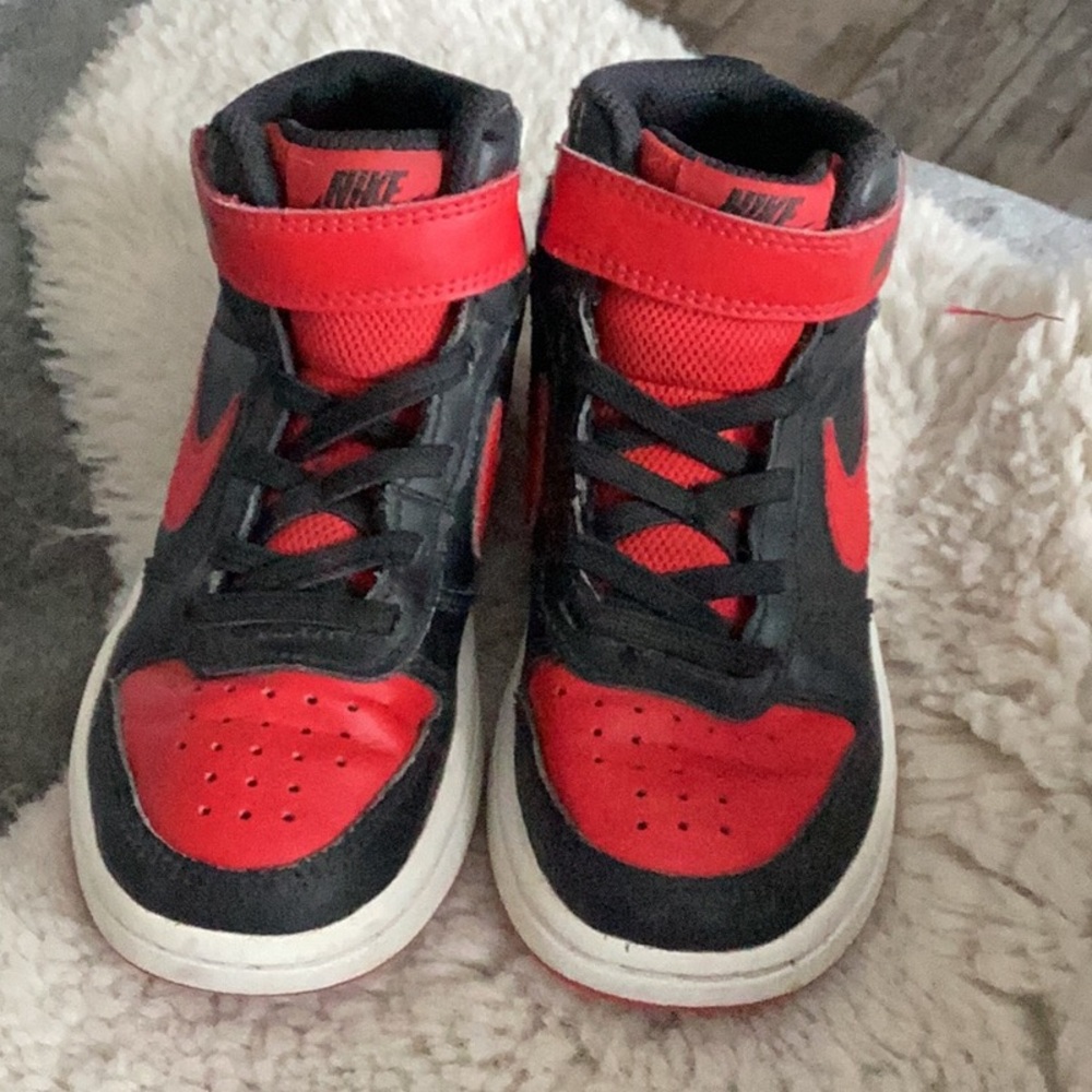 EUC Nike Court Borough Mid 2
